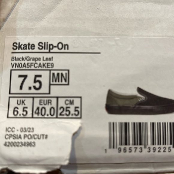 Vans WMNS Skate Slip-On
Black/Grape Leaf
VN0A5FCAKE9
Sneakers - Picture 15 of 16